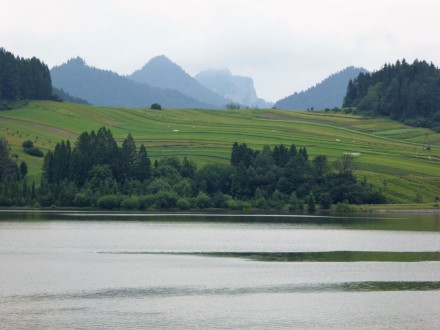 Jezioro Sromowieckie (poniżej Czorsztyńskiego) i Pieniny. W głębi Trzy Korony widziane od boku. fot. Wojciech Goj